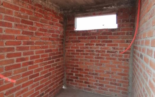 SE VENDE AMPLIA CASA EN OBRA NEGRA A ESPALDAS DE LA UNIVIM