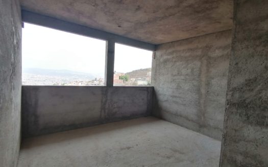 SE VENDE AMPLIA CASA EN OBRA NEGRA A ESPALDAS DE LA UNIVIM