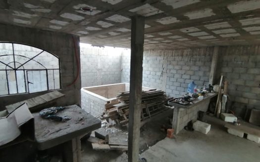 SE VENDE AMPLIA CASA EN OBRA NEGRA A ESPALDAS DE LA UNIVIM